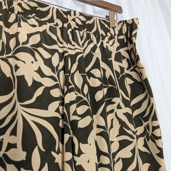 Tucker NYC Julia Pant Forest Figi Floral in Crepe de Chine Silk Floral - Picture 5 of 9